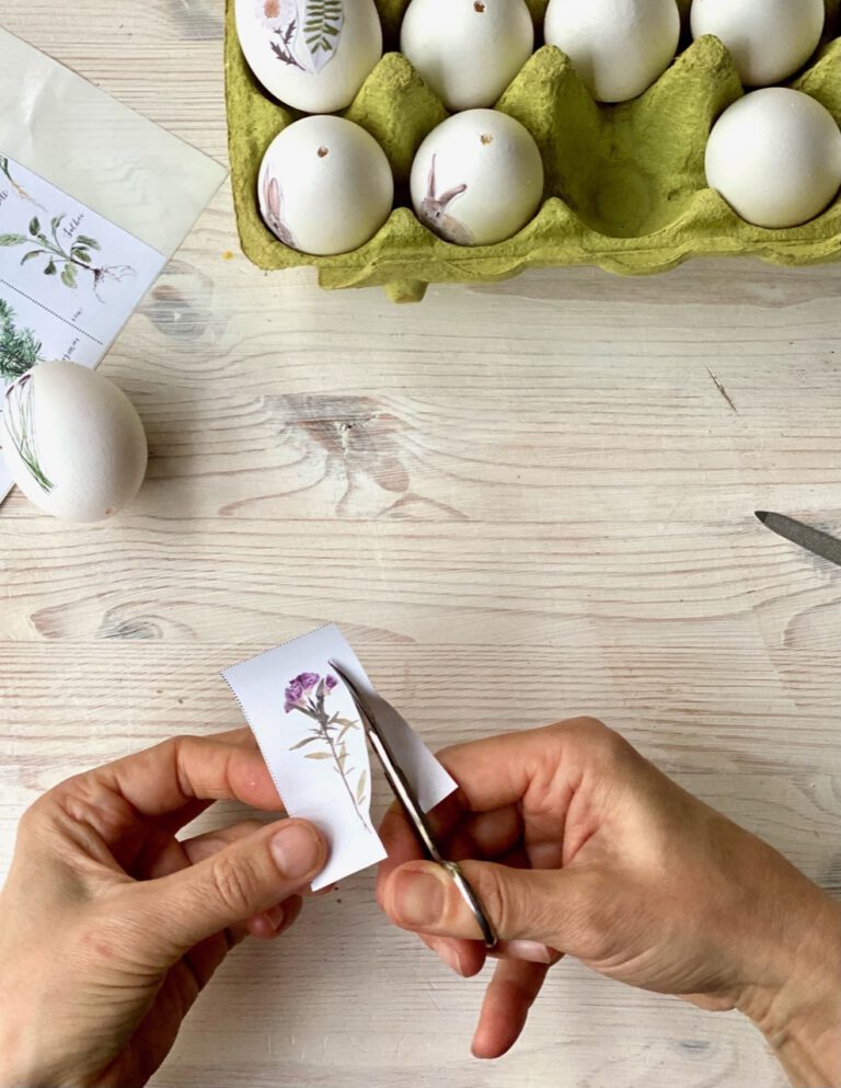 Ostereier Mit Blumen Verzieren Nostalgisch Schlichte Osterdeko Feinslieb