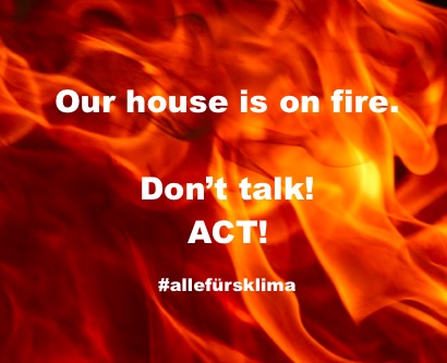 Im Hintergrund Feuer/Flammen. davor ein Text in weiß: "Our House is on fire. Don't talk. Act!" (Graphik für den globalen Klimastreik und die Aktion #allefürsklima)