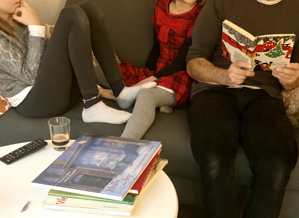 Auf dem Sofa: Papa liest 2 Kindern aus "Schnüpperle" vor