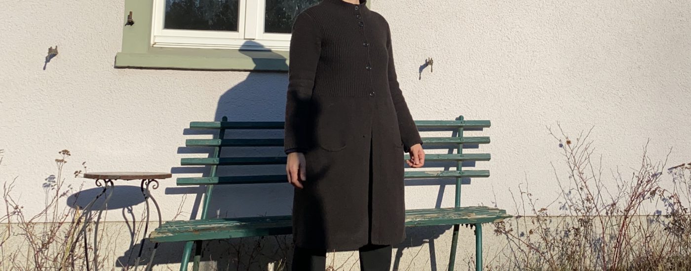 Ich mit herunter hängenden Armen in die Sonne schauend