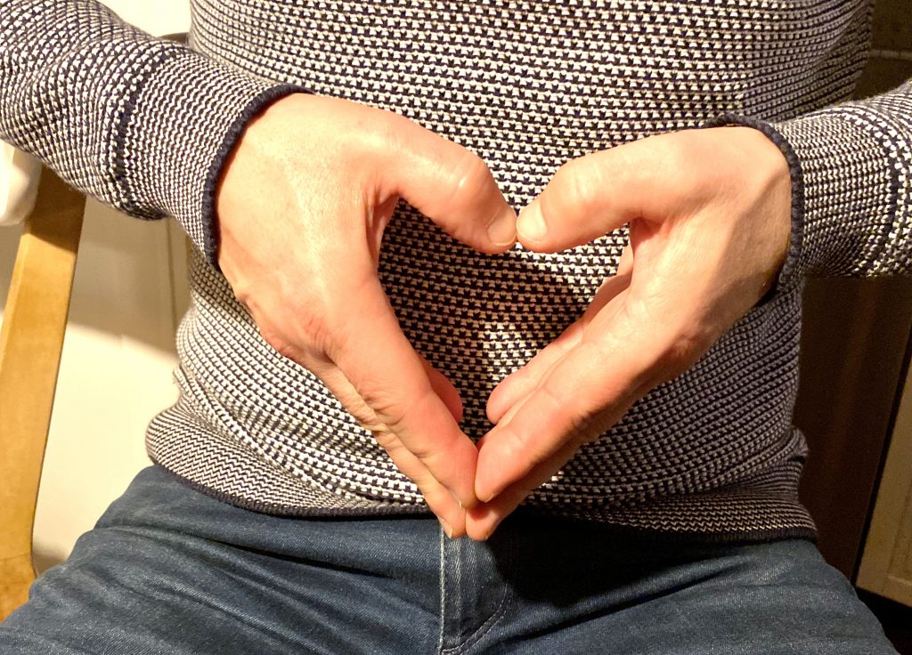 Mein Mann formt ein Herz aus seinen beiden Händen