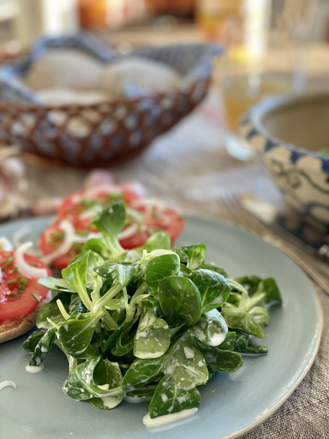 Winterlicher Feldsalat mit Knoblauch und Sahne - feinslieb