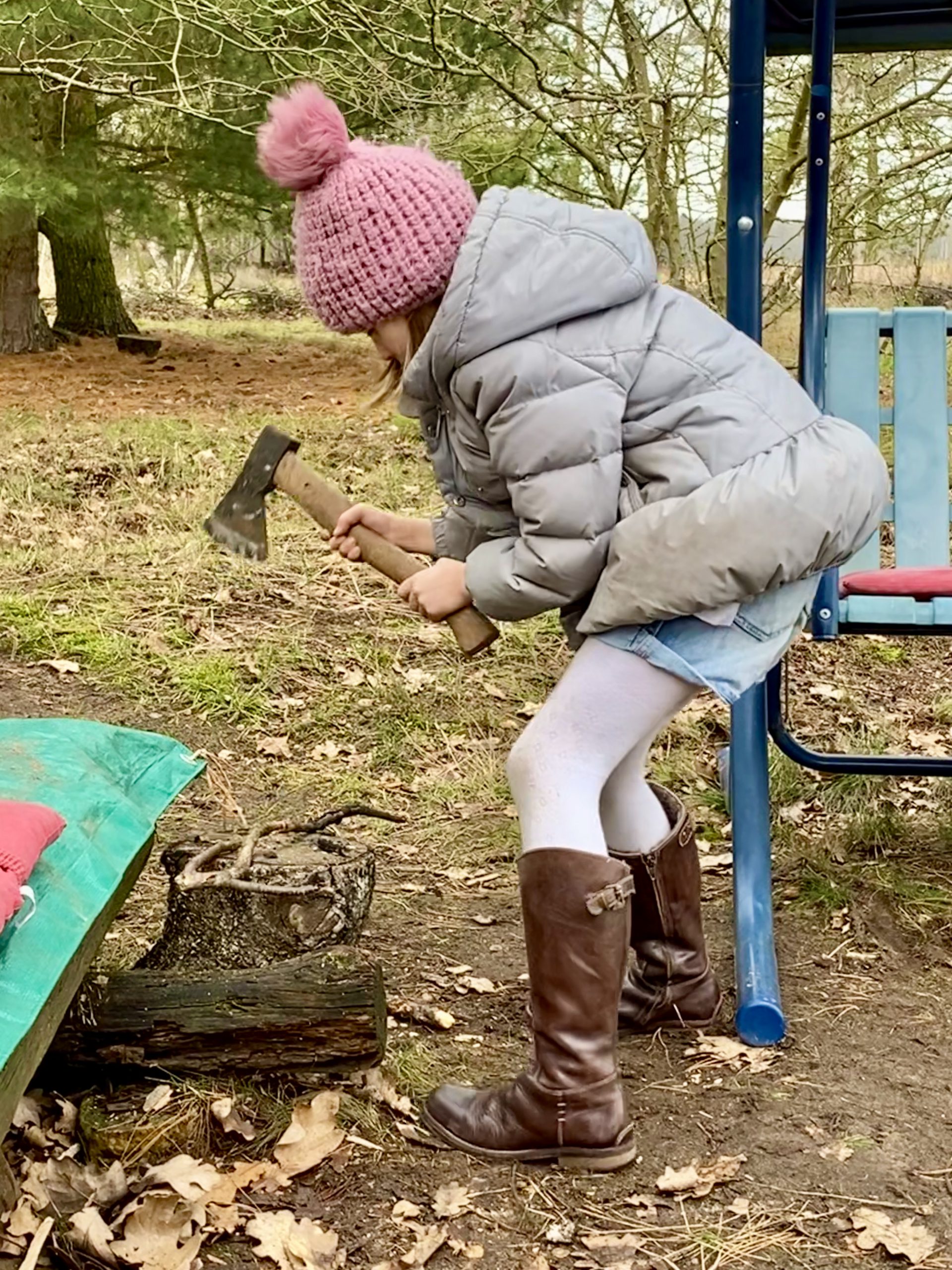 Kind hackt Zweige