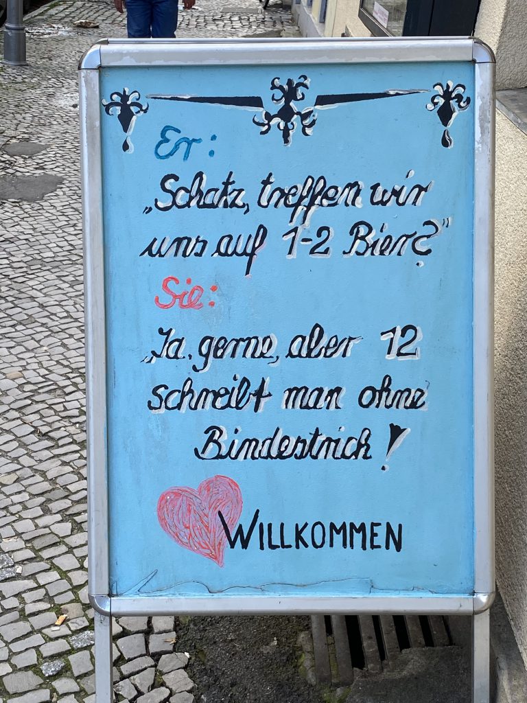 Ein perfekter Tag in Berlin ist für manche an Bier gekoppelt: Spruch-Tafel: "Er: "Schatz, treffen wir uns auf 1-2 Bier?" Sie: "Ja, gerne, aber 12 schreibt man ohne Bindestrich!"