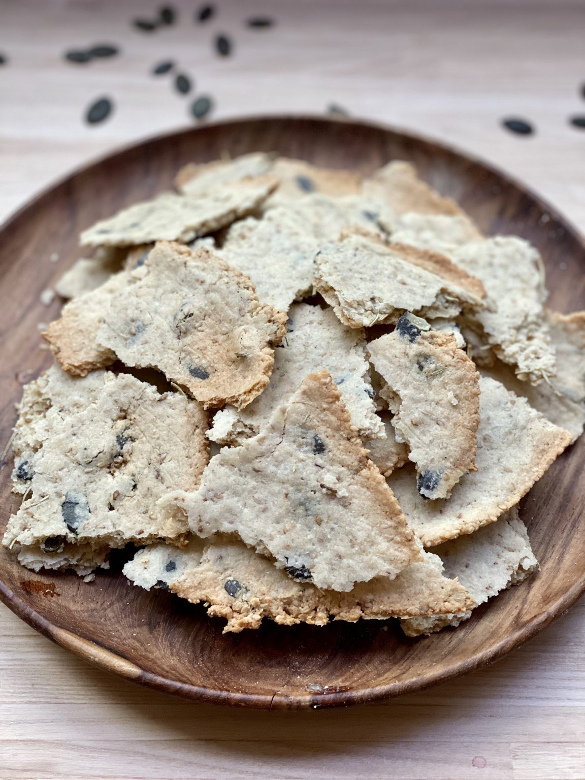 Paleo-Cracker: Rosmarin-Sesam-Cracker mit Gemüsedip - feinslieb