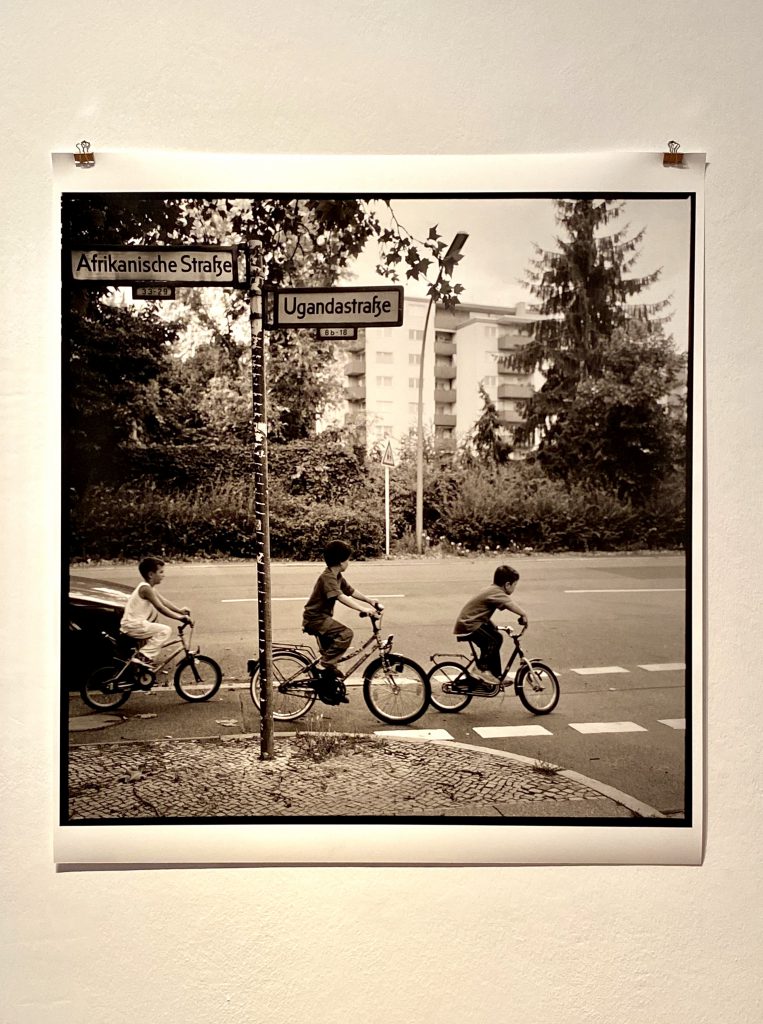 Ein perfekter Tag in Berlin haben auch diese Jungen auf dem Bild: Sie fahren hintereinander auf einem Radweg in der Ugandastraße