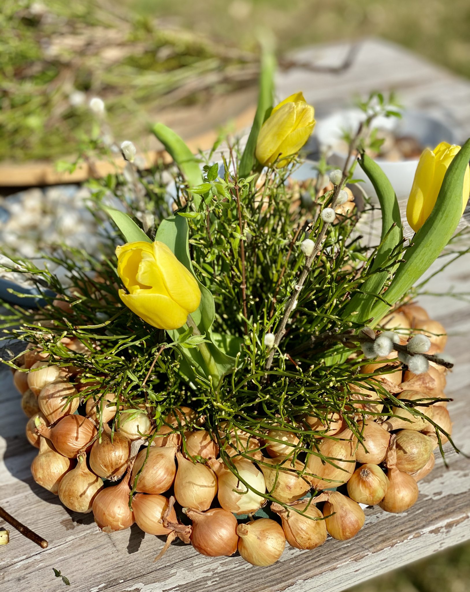 Ländliche Dekoration mit Steckzwiebeln und Frühlingsblumen feinslieb
