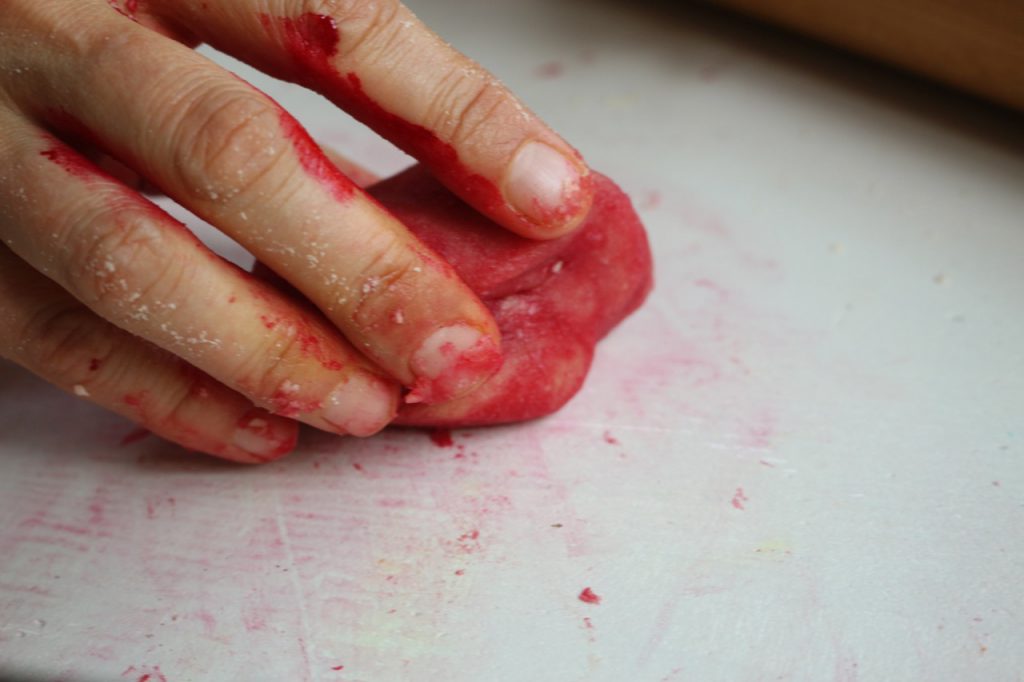 Rote Finger kneten Marzipanmasse mit Rote-Bete-Saft