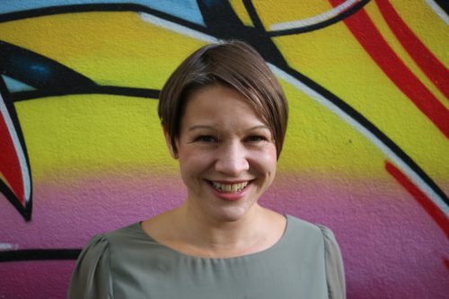 Maike vor einer Graffiti-Wand