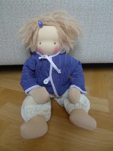 Waldorfpuppe "Marie" von Feinslieb mit blauer Jacke