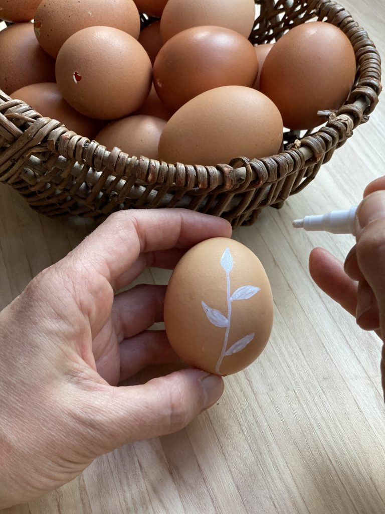 Weiß verzierte Eier bemalen: Mit Lackstift Muster aufzeichnen