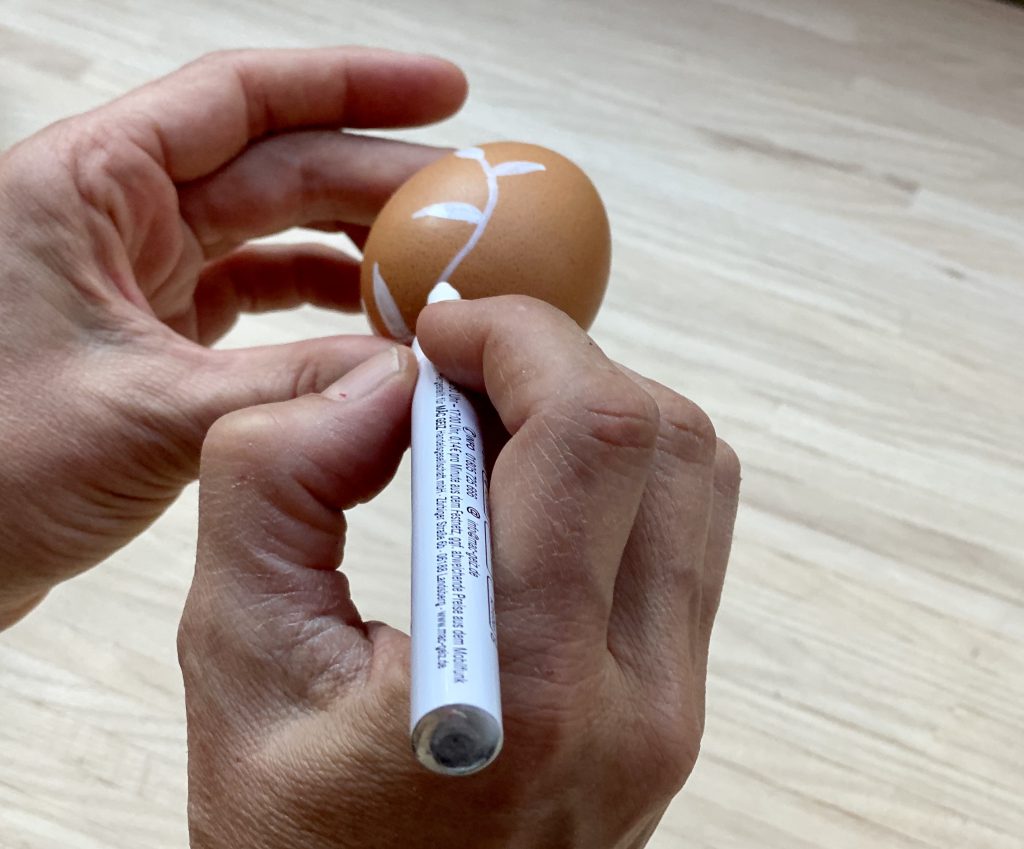 Eier bemalen: Mit Lackstift Muster aufzeichnen, um braune Eier am Osterstrauß herzustellen