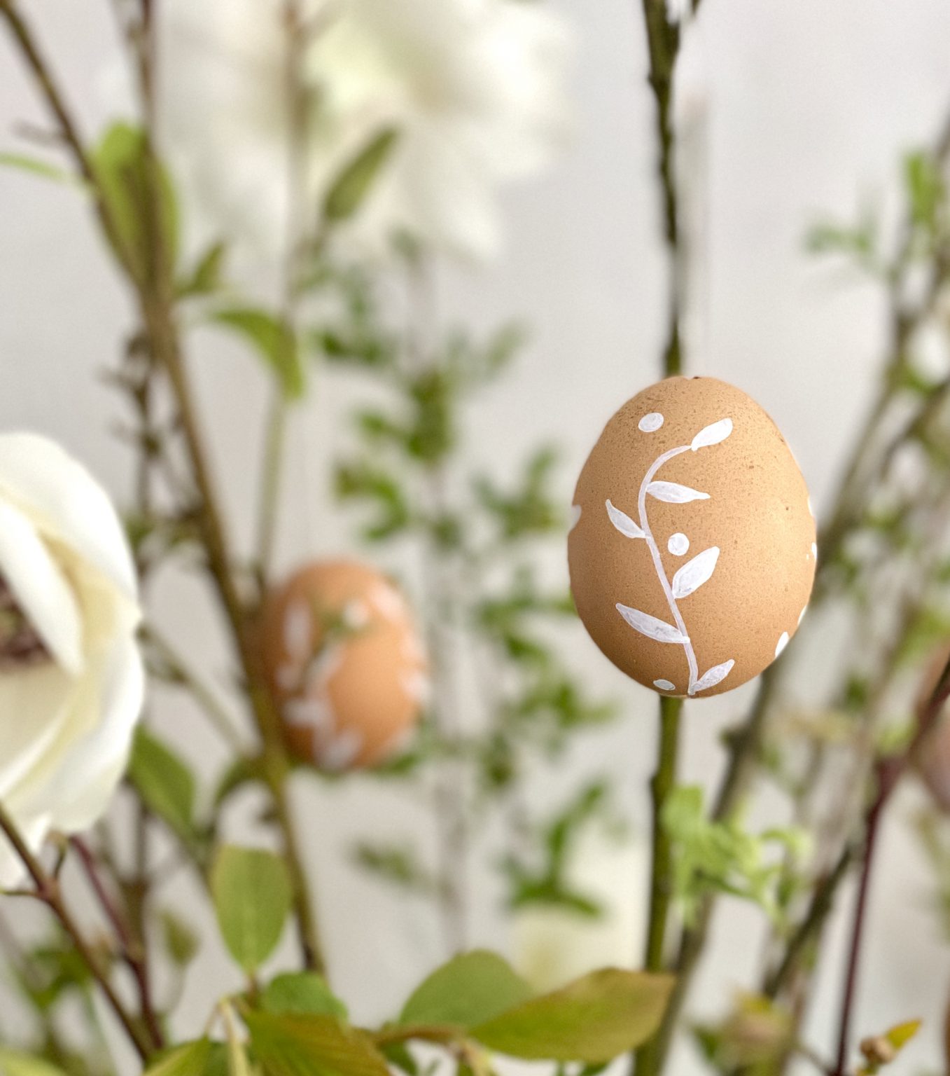 Braune Eier am Osterstrauß: Weiß verziert mit Lackstift - feinslieb