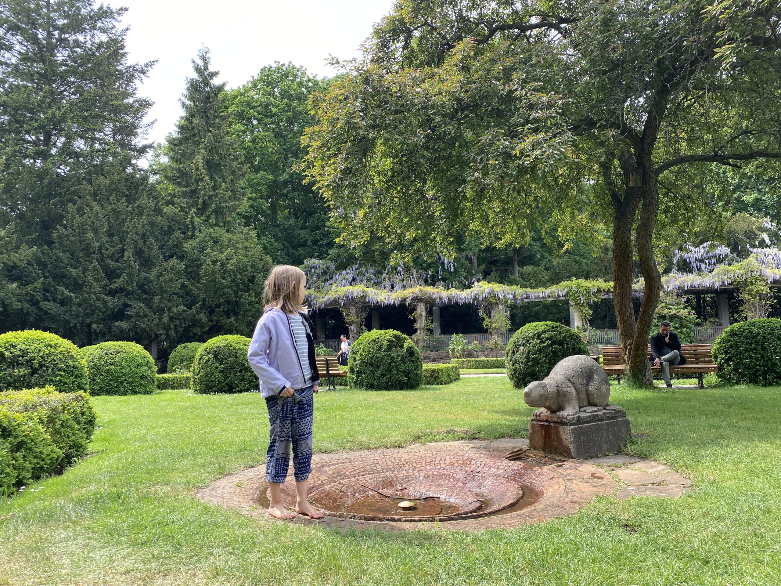 Glücksmomente der Woche vom 13.-20. Mai 2020, Bild 1: meine jüngere Tochter im Rosengarten im Humboldthain