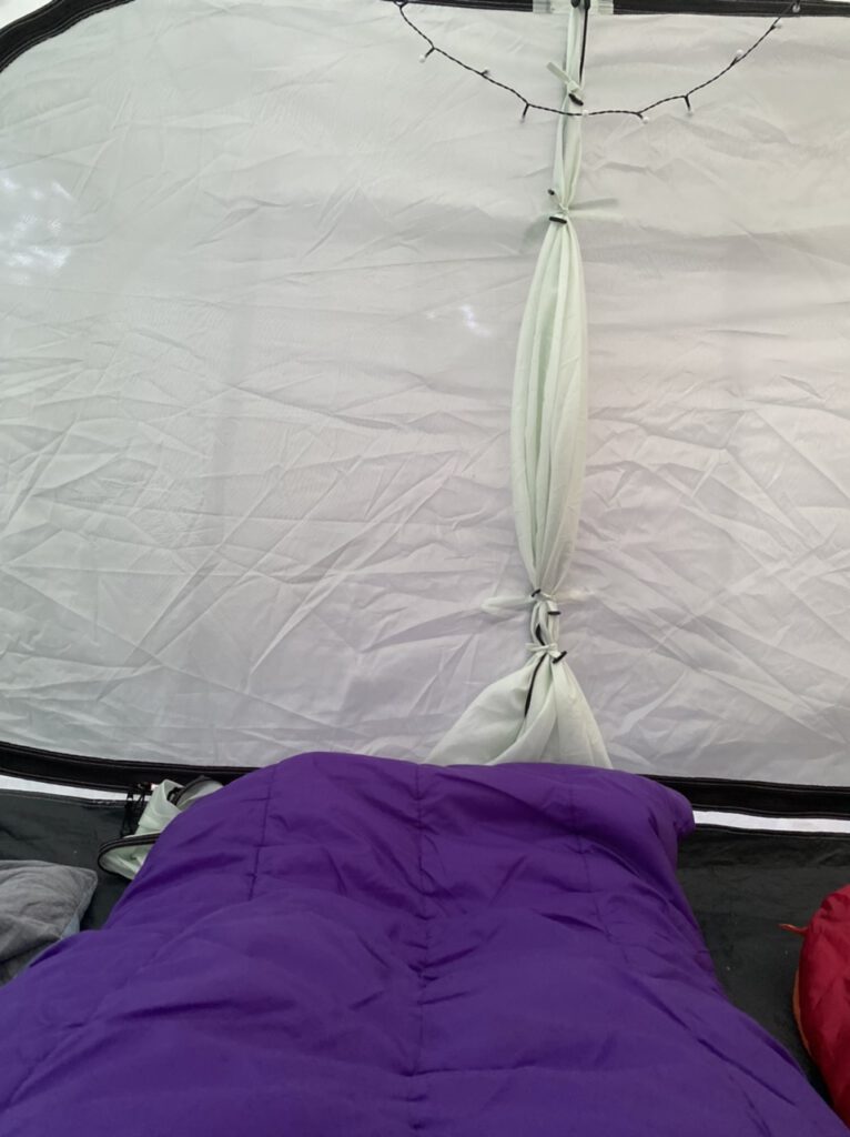 Ende eines lila Schlafsackes in einem Zelt