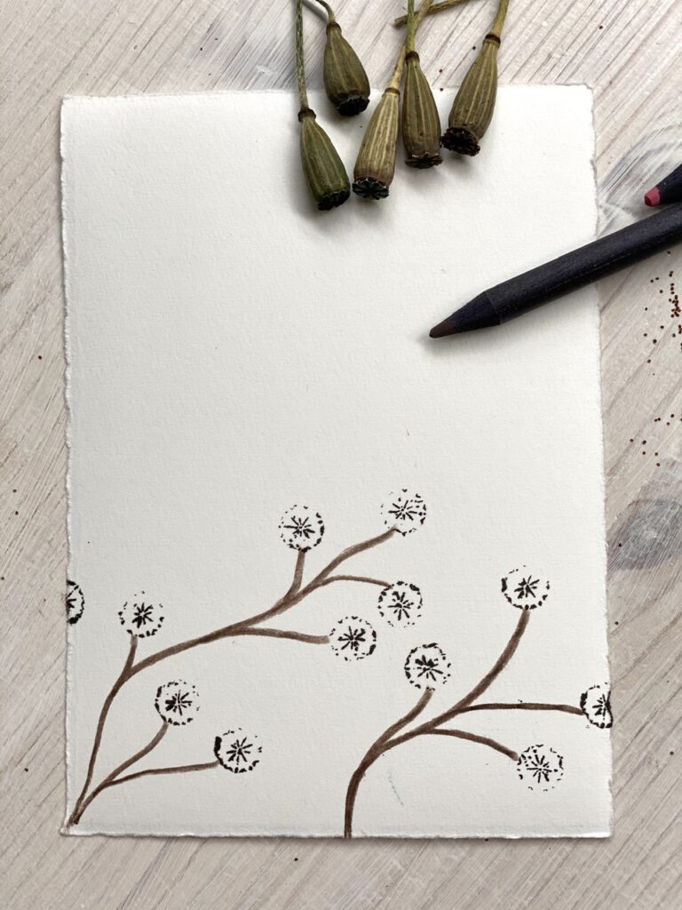 Japanisch anmutende Zweige mit Blüten aus Stempeln mit Mohnkapseln