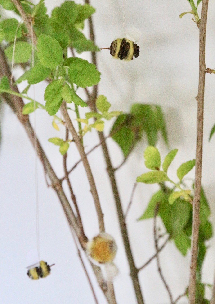Bienen basteln aus Erlenzapfen: mehrere Bienen an einem Zweig