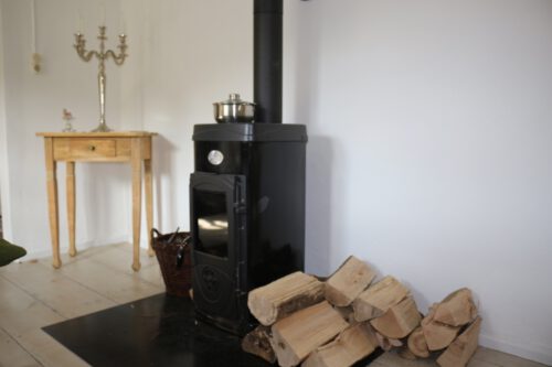 Esszimmer Landhaus mit Holzofen und Beistelltisch aus Holz
