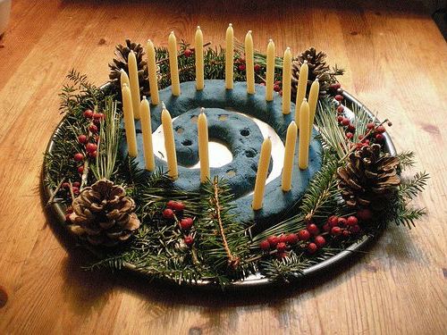 Adventskalender mal anders - hier eine blau angemalte Adventsspirale aus Salzteig mit Bienenwachs-Kerzen