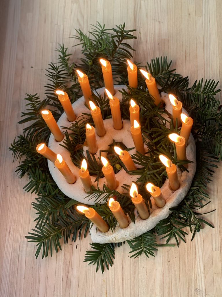 Adventsspirale selber machen von oben: Salzteig-Spirale mit tannengrün und 24 brennenden Bienenwachs-Kerzen