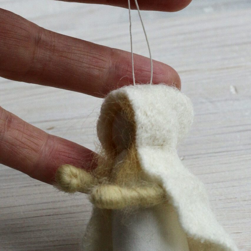 Jahreszeitentisch-Puppen selbst machen: Aufhängefaden einziehen