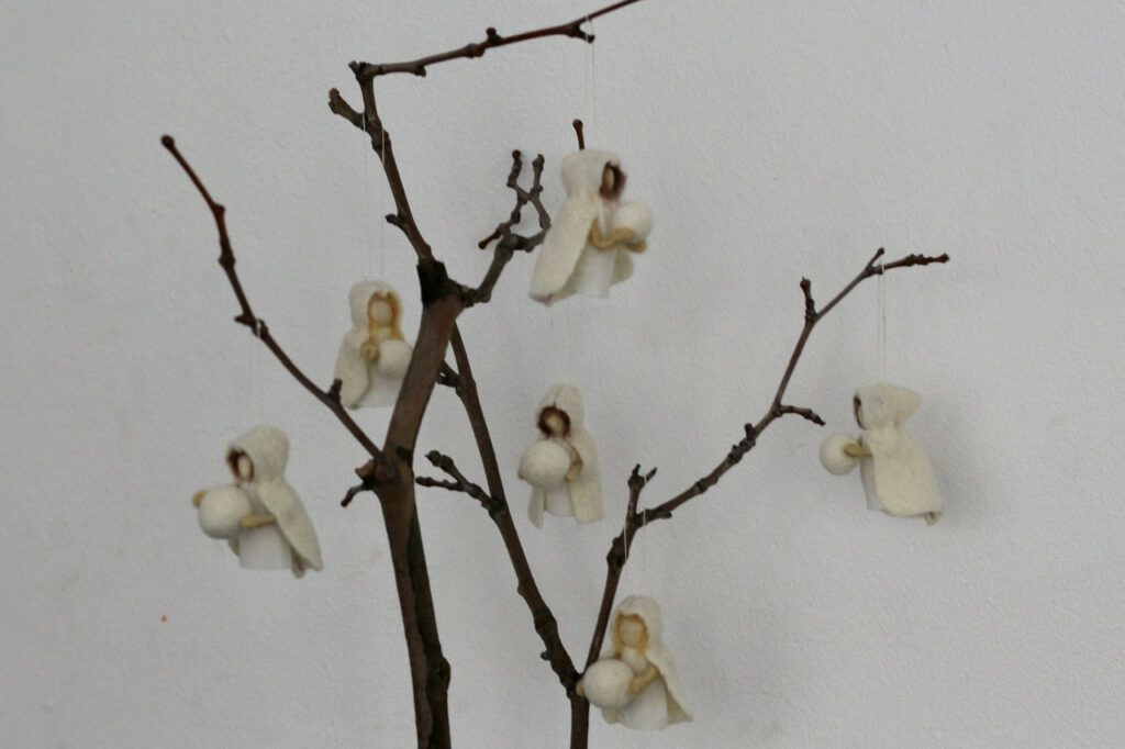 Ensemble von Jahreszeitentisch-Puppen Winter an kahlem Zweig