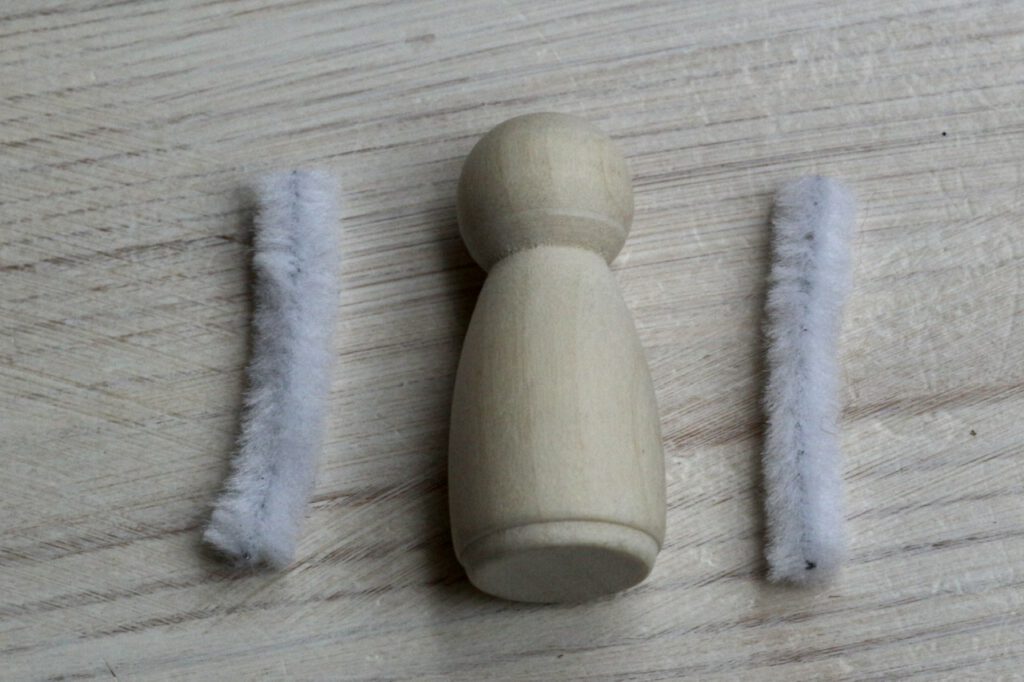 Jahreszeitentisch Puppen selber machen: Holzfigur im Verhältnis zur Länge der Pfeifenputzer