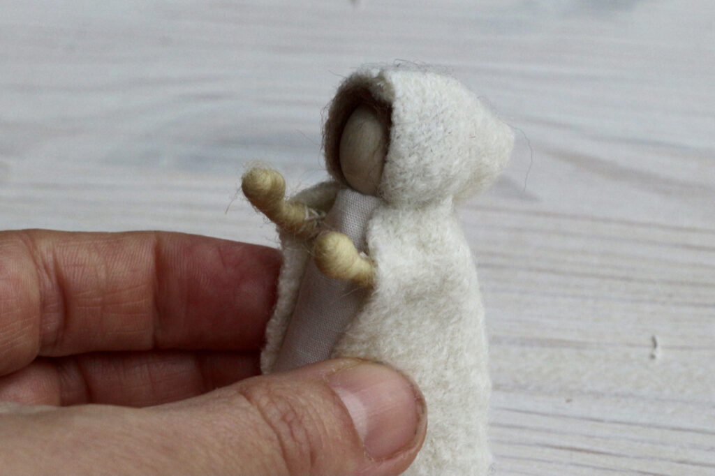 Jahreszeitentisch-Puppen selbst machen: Puppe ohne Schneeball