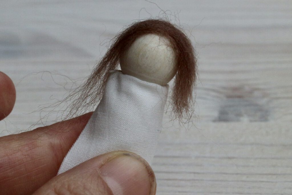 Jahreszeitentisch-Puppen selbst machen: Figur mit Haar