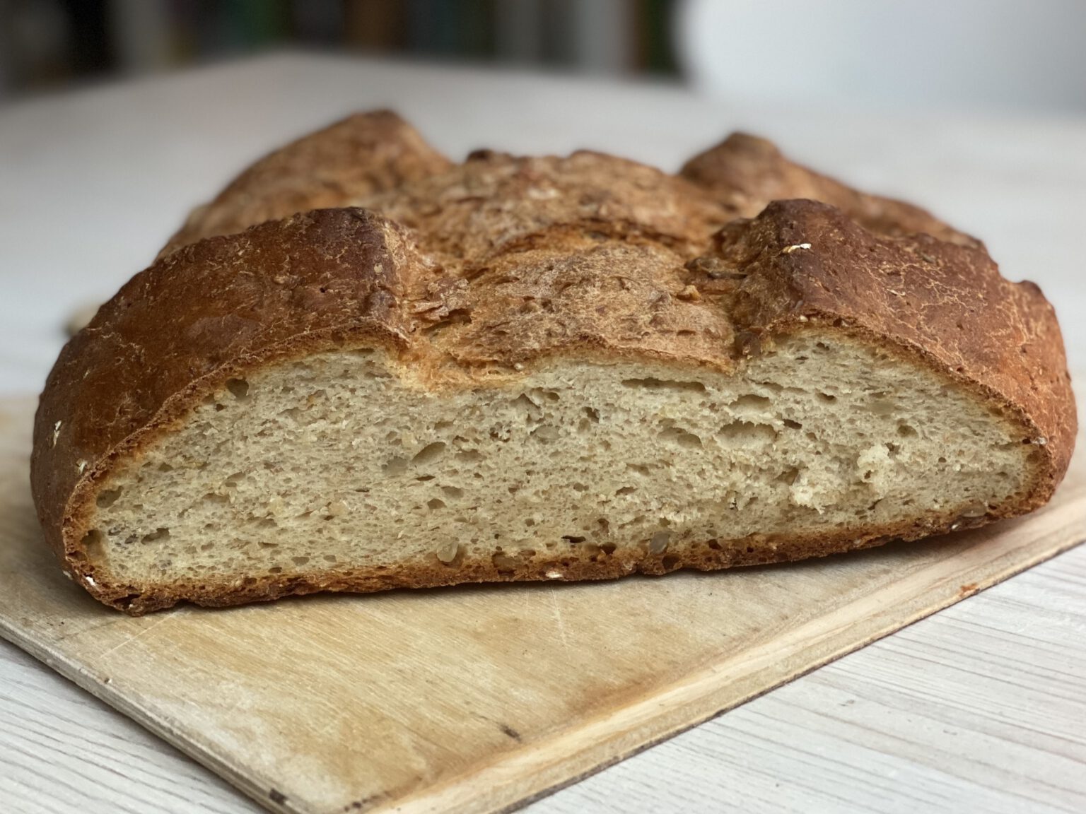 Einfaches Brot backen: Knuspriges Haferflocken-Quark-Brot (Anfängerbrot ...