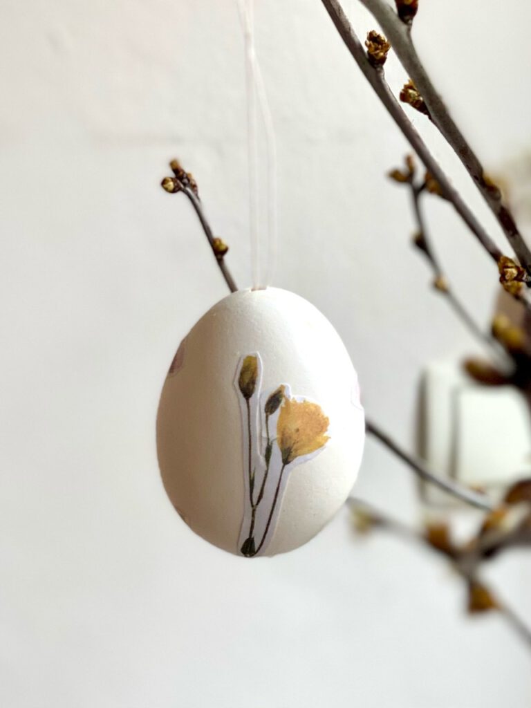 Ostereier mit Blumen verzieren: Gelbes Motiv auf dem Ei
