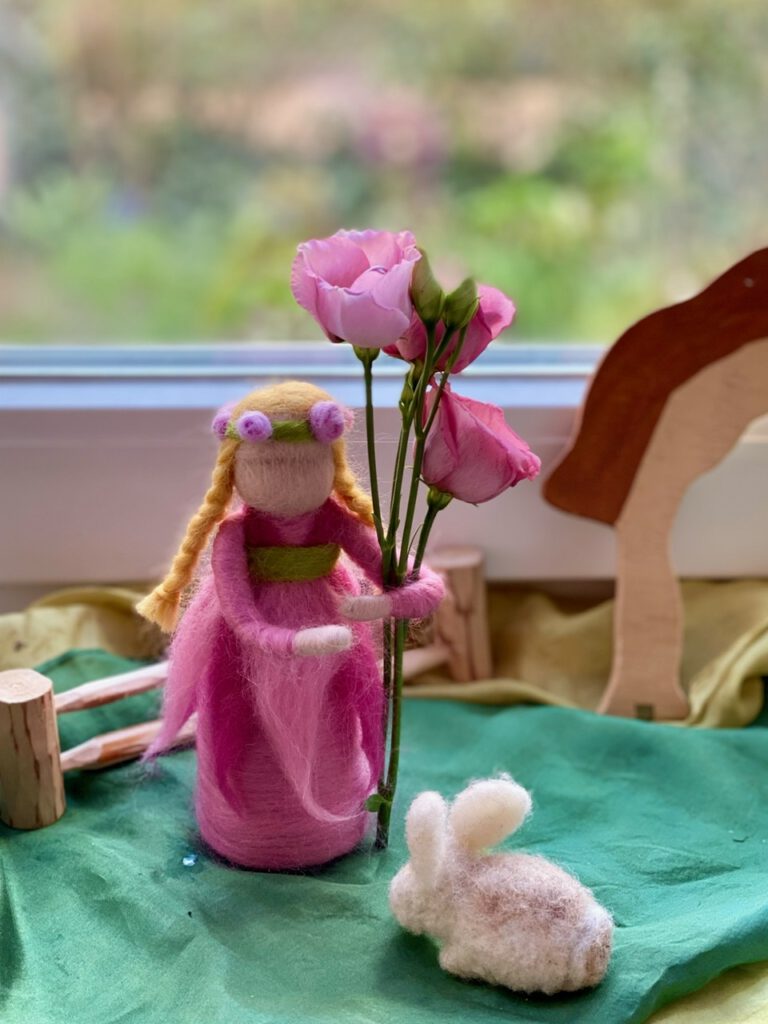 Blumenkind / Rosenelfe auf Jahreszeitentisch