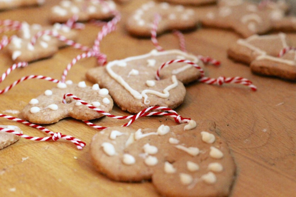 Schiefe braune Pfefferkuchen mit schief geklecksten weißen Punkten und Linien drauf: Weihnachten ohne Stress durch weniger Perfektion.