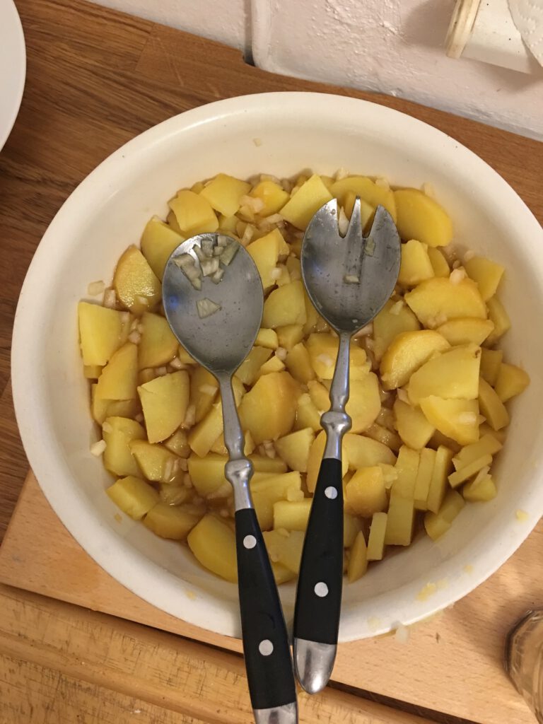 Kartoffelslat in Schüssel - Weihnachten ohne Stress durch einfaches Essen