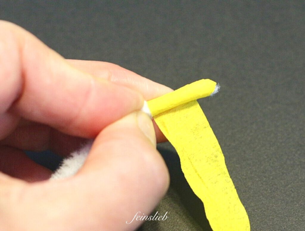 Schneeglöckchen aus Papier Anleitung: gelber Krepppapier-Streifen wird um Pfeifenputzer gewickelt