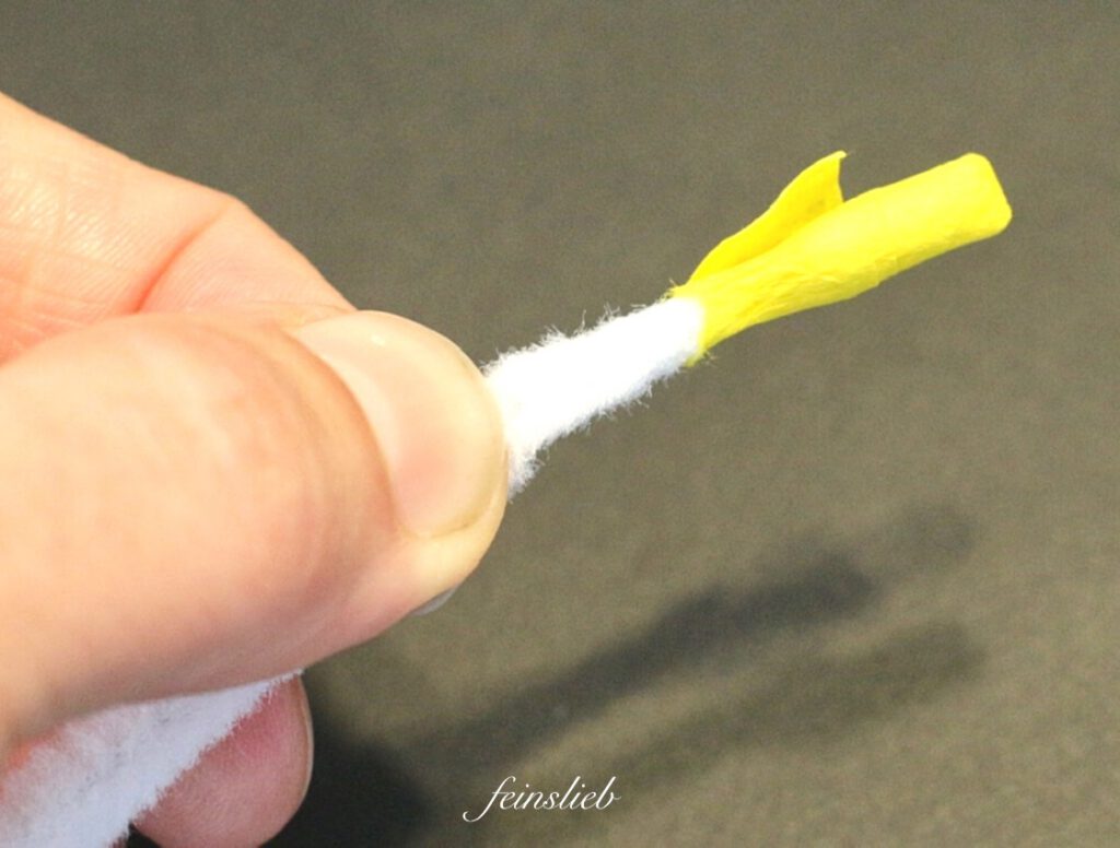 Schneeglöckchen Anleitung: gelbes Krepppapier um Pfeifenputzer gewickelt