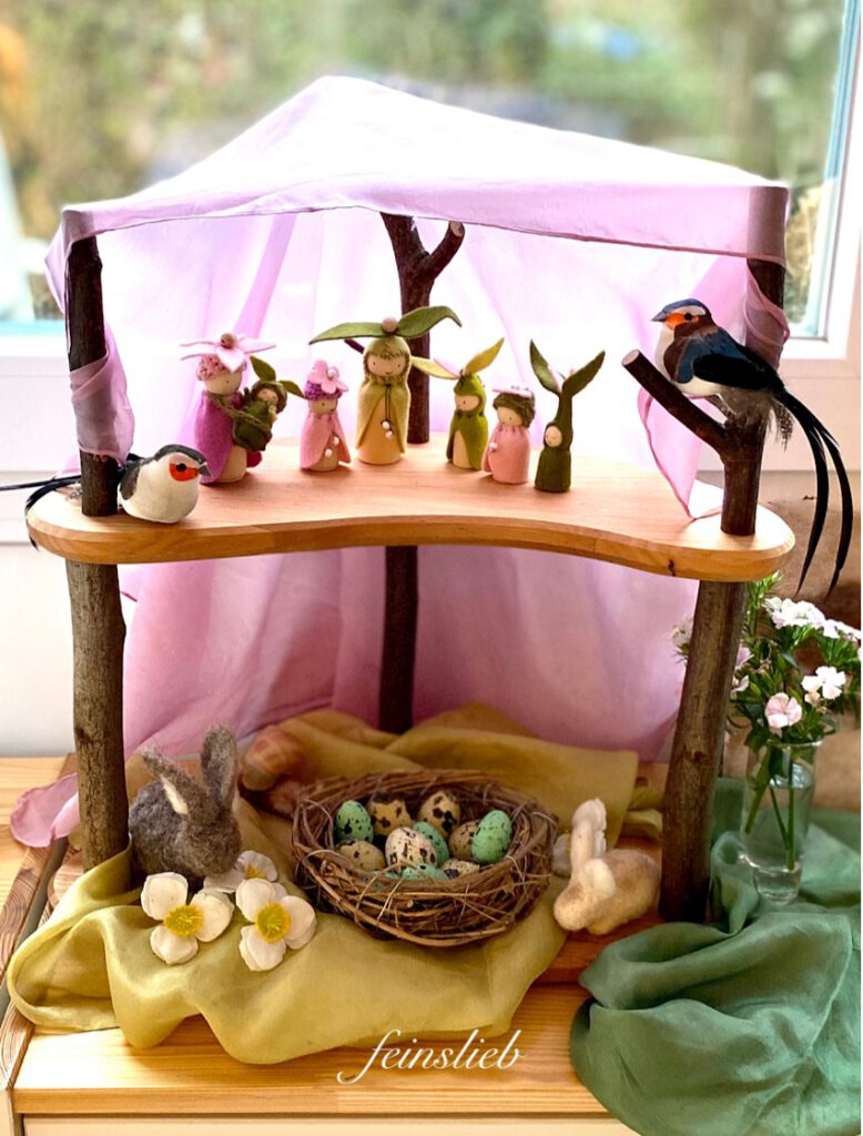Blumenelfen-Familie in Jahreszeitenhaus aus Holz, österlich verziertet Stoff-Vögeln, Nest mit Wachteleiern, gefilzten Hasen  (Jahreszeitentisch Ostern)