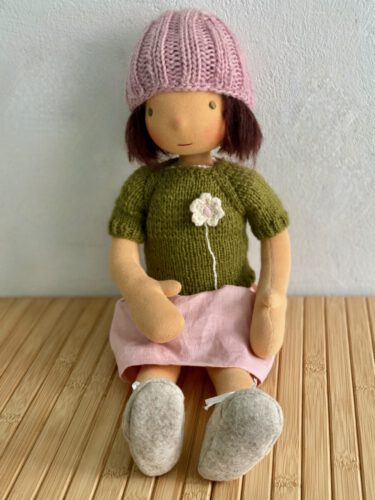 große Waldorfpuppe Ronja (48 cm) mit braunen Haaren (Pagenkopf), Strickpulli moosgrün, rosa Strickmütze und Rock aus Naturleinen