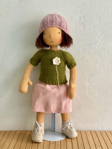 große Waldorfpuppe Ronja (48 cm) mit braunen Haaren (Pagenkopf), Strickpulli moosgrün, rosa Strickmütze und Rock aus Naturleinen