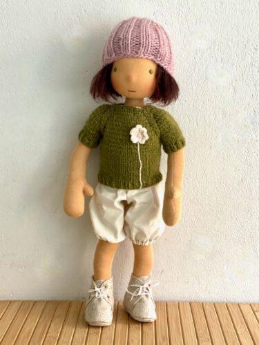 große Waldorfpuppe Ronja (48 cm) mit braunen Haaren (Pagenkopf), Strickpulli moosgrün, rosa Strickmütze und Rock aus Naturleinen