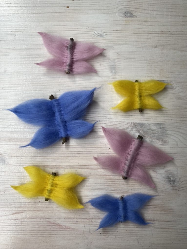 5 gefilzte Schmetterlinge (Ergebnisse der Anleitung Schmetterlinge filzen, in rosa, blau und gelb