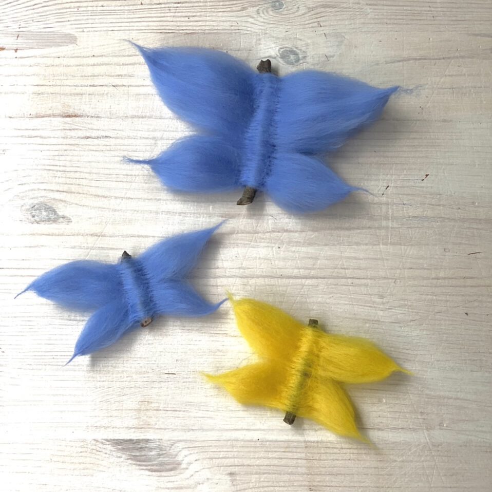 zwei blaue und ein gelber gefilzte Schmetterlinge (Ergebnis der Anleitung)