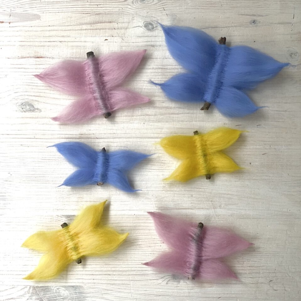 Schmetterlinge filzen: Mit echten Stöckchen und Märchenwolle geht es schnell und einfach.