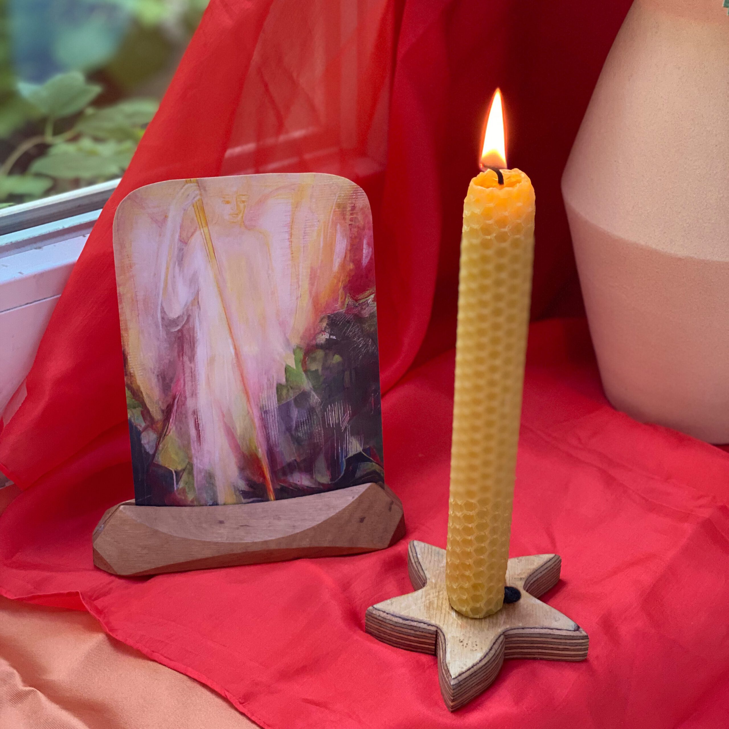Michaeli-Jahreszeitentisch mit Postkarte und Kerze vor Rot
(September Ideen für Aktivitäten mit Kindern)