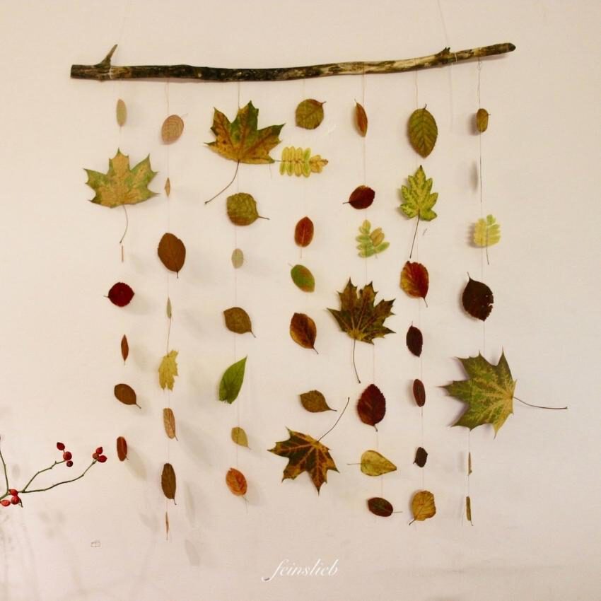 Wandbehang aus gepressten Blättern Bastelidee Oktober