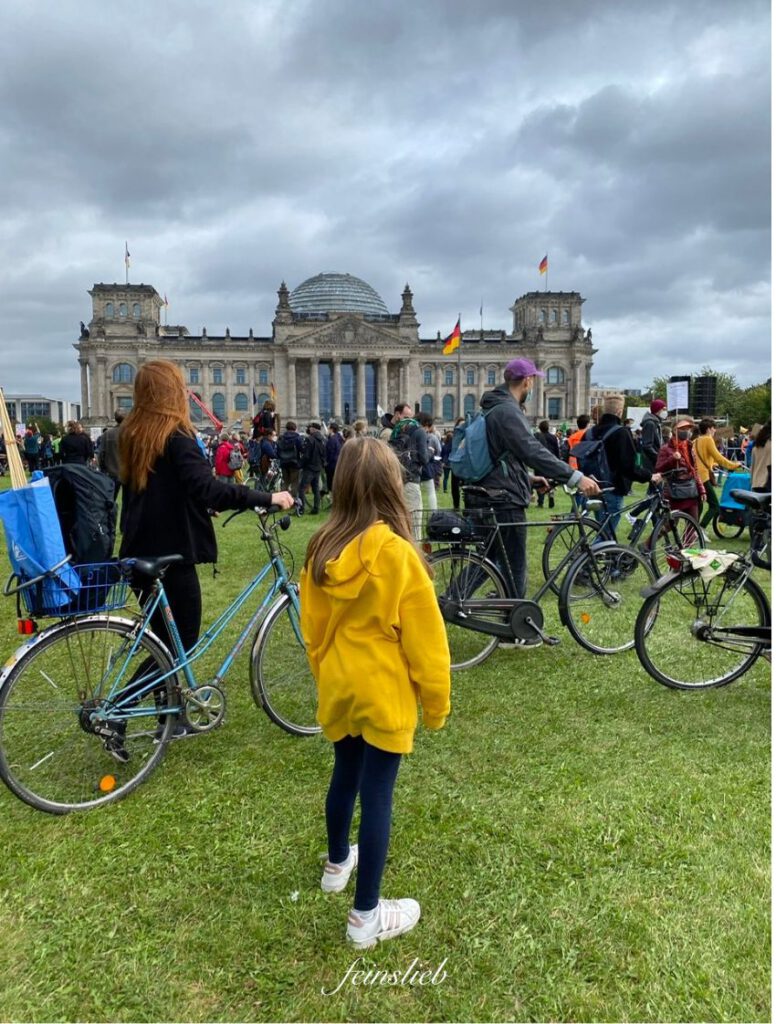 Demo-Szene vor dem Reichstag in Berlin (September Ideen für Aktivitäten mit Kindern)