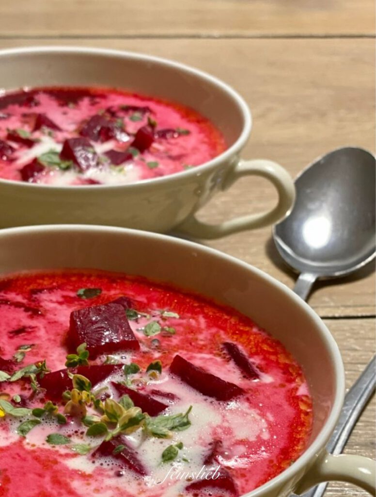 2 Teller mit roter Suppe