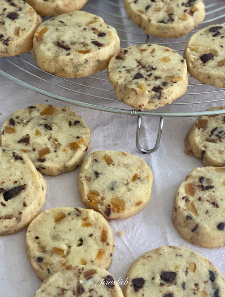 Shortbread-Cookies mit Orange und Schokolade - Cookies kühlen auf Kühlgitter ab