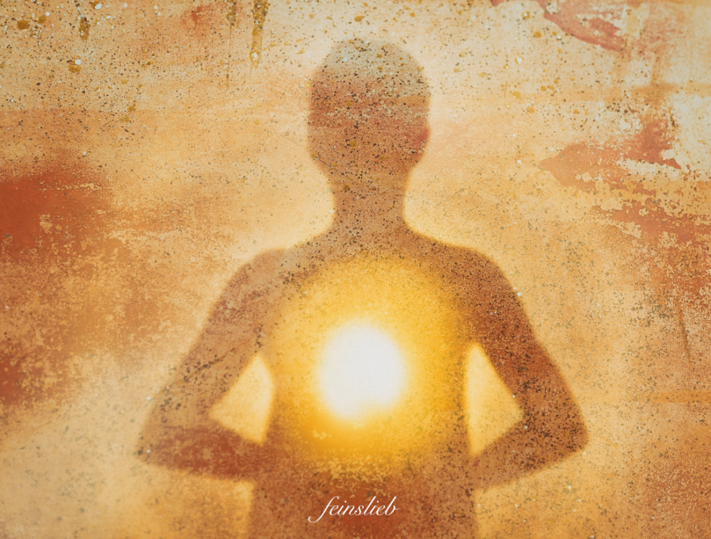 Spiritualität: Grobe Mauer mit Schatten/Umriss eines Menschen, in dessen Mitte helles Licht